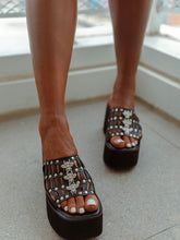 Sandalias de plataforma con decoración de abejas
